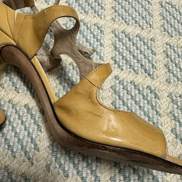 Stuart Weitzman Tan/yellow patent leather heel sandals